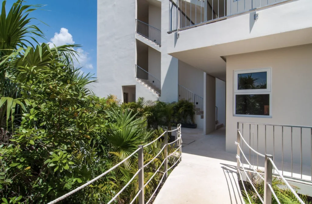 Santamar C-104 — image 9 of 33